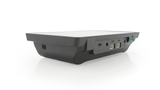 Das Bild zeigt ein schwarzes, flaches Gerät mit verschiedenen Anschlüssen auf der Rückseite, darunter USB-C und Audiobuchsen. Es könnte sich um ein Messgerät oder eine Plattform für Experimente im Bildungsbereich handeln.