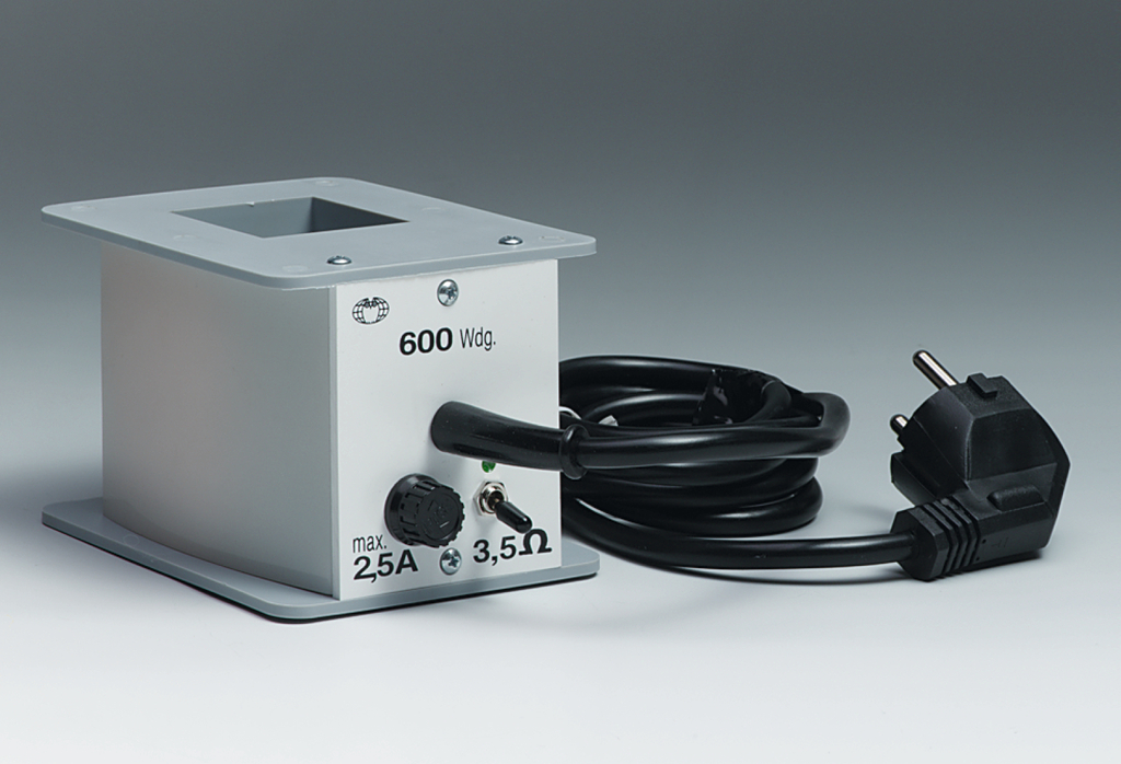 Das Bild zeigt ein elektrisches Gerät zur Durchführung von Experimenten, mit einer maximalen Leistung von 600 W. Es verfügt über einen Anschlussstecker sowie Regler für die maximale Stromstärke von 2,5 A und einen Widerstand von 3,5 Ω.