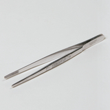 Das Bild zeigt eine Edelstahlpinzette, die für den Einsatz im Experimentierbedarf gedacht ist. Sie ist präzise gearbeitet und eignet sich gut für feine, detailreiche Arbeiten in Labors oder bei experimentellen Tätigkeiten im Bildungsbereich.