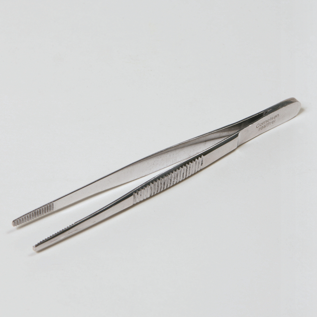 Das Bild zeigt eine Edelstahlpinzette, die für den Einsatz im Experimentierbedarf gedacht ist. Sie ist präzise gearbeitet und eignet sich gut für feine, detailreiche Arbeiten in Labors oder bei experimentellen Tätigkeiten im Bildungsbereich.