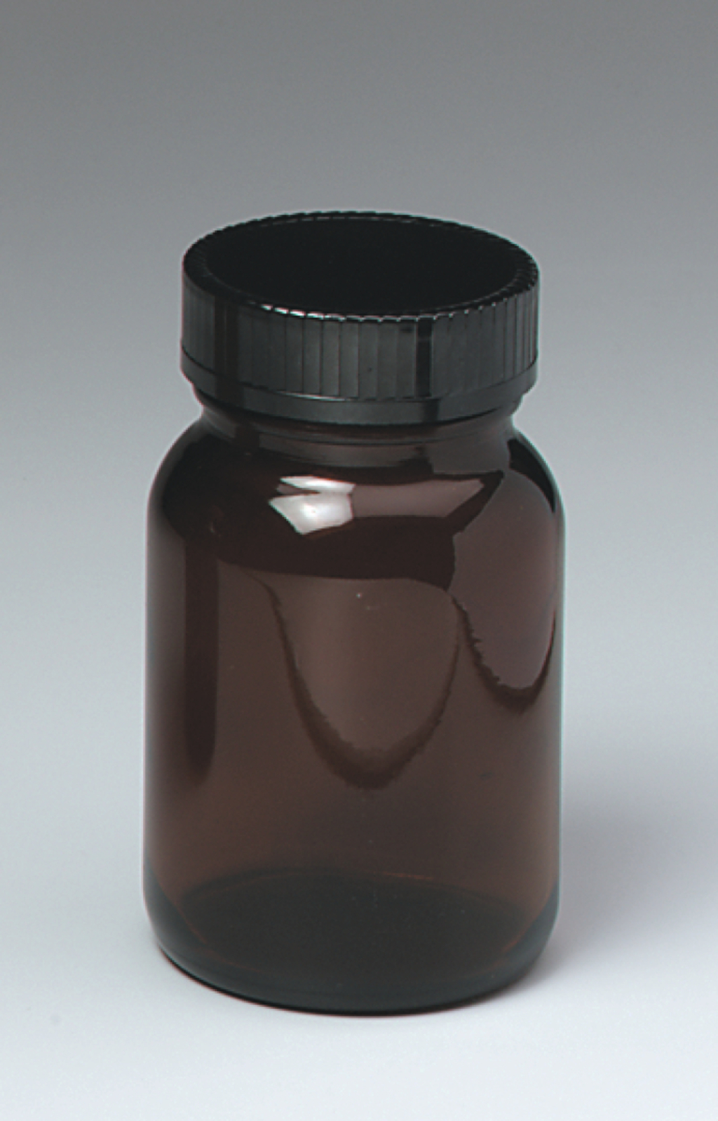 Das Bild zeigt ein braunes Glasbehältnis mit einem schwarzen Schraubdeckel. Es eignet sich vermutlich zur Aufbewahrung von Chemikalien oder anderen Materialien für Experimente im Bildungsbereich.