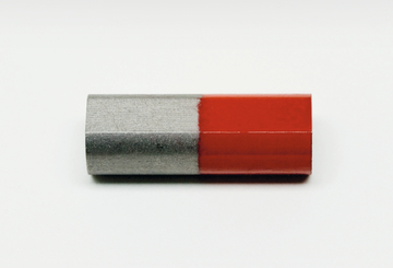 Das Bild zeigt einen zylindrischen Magneten, der halb silberfarben und halb rot ist. Der silberne Bereich repräsentiert den Nordpol, während der rote Bereich den Südpol darstellt, was typisch für magnetische Materialien ist.