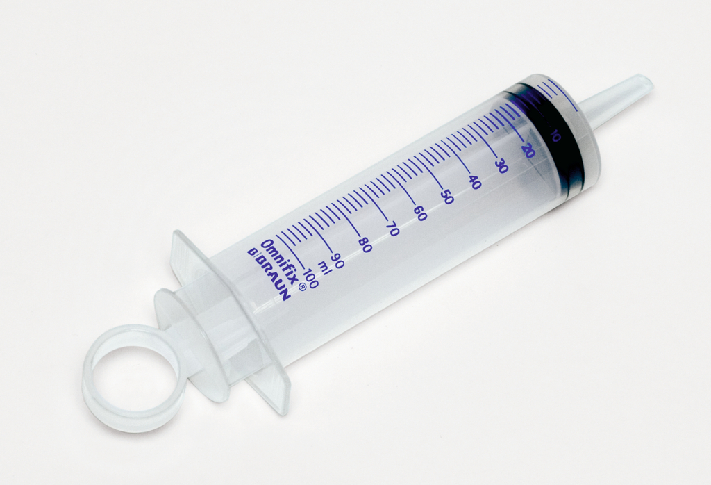 Das Bild zeigt eine transparente Spritze mit einer Skala von 0 bis 100 ml, die zur genauen Dosierung von Flüssigkeiten verwendet wird. Sie besitzt einen stabilen Griff und eine feine Spitze, was sie ideal für Experimente im Bildungsbereich macht.