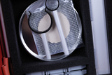 Das Bild zeigt ein Set mit experimentellen Materialien, darunter eine Petrischale, eine filigrane Metallstruktur und zwei silberne Stäbe. Diese Komponenten sind ordentlich in einem gepolsterten Etui angeordnet, das für Bildungszwecke konzipiert ist.
