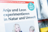 Das Bild zeigt ein Lehrmaterial für den Kindergarten mit dem Titel „Anja und Leon experimentieren in Natur und Umwelt“. Es hebt die Bedeutung von naturwissenschaftlichem Lernen für Kinder hervor und bietet zusätzliche Ablaufpläne an.