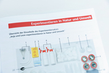 Das Bild zeigt eine Übersicht über die Einzelteile eines Experimentiersatzes für das Bildungswesen, der auf das Experimentieren in Natur und Umwelt abzielt. Verschiedene Materialien und Geräte sind nummeriert und aufgelistet, um die Anwendung im Unterricht zu erleichtern.