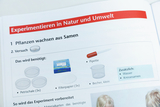 Das Bild zeigt eine Anleitung für ein Experiment, bei dem Pflanzen aus Samen wachsen. Es listet die benötigten Materialien auf, wie Petrischalen, Pipette und Filterpapier, sowie zusätzliche Zutaten wie Wasser und Kressesamen.