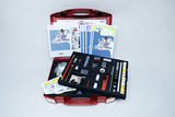 Das Bild zeigt ein Experimentier-Kit für Schulen mit dem Thema Luft, das in einem roten Koffer aufbewahrt wird. Der Koffer enthält verschiedene Utensilien und Anleitungen zur Durchführung von Experimenten zur Zusammensetzung der Luft.