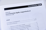Das Bild zeigt eine Seite aus einem Demo-Set zu geometrischer Optik, das magnethaftend ist. Es enthält den Titel, die Bestellnummer und eine Inhaltsübersicht mit verschiedenen Experimentieranleitungen zur Reflexion an unterschiedlichen Spiegeltypen.