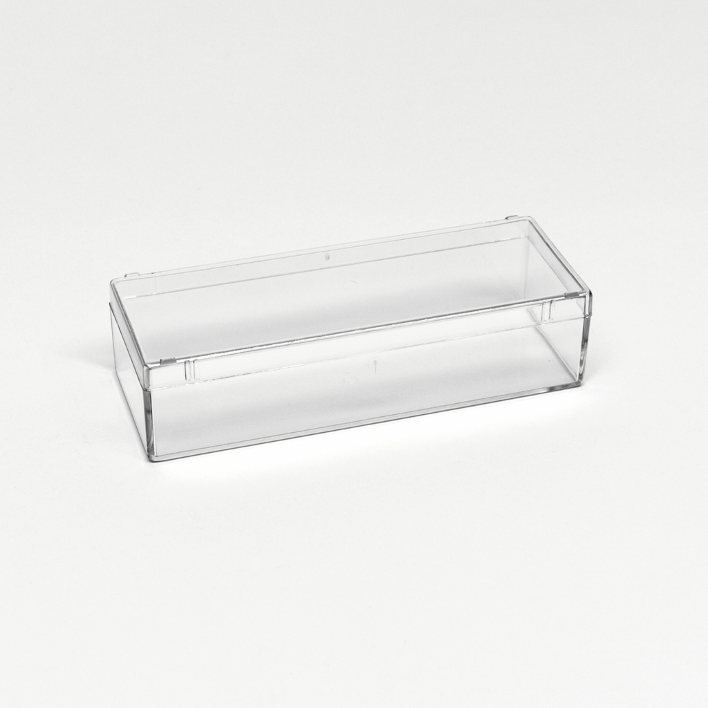 Das Bild zeigt eine transparente, rechteckige Box aus Kunststoff. Sie eignet sich zur Aufbewahrung von Experimentiermaterialien oder Schulutensilien und bietet einen guten Überblick über den Inhalt.