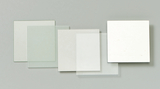 Das Bild zeigt mehrere durchsichtige und opake Platten aus Glas oder Kunststoff, die in verschiedenen Größen angeordnet sind. Diese Materialien könnten für Experimente oder Bildungszwecke im naturwissenschaftlichen Unterricht verwendet werden.