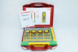 Das Bild zeigt einen Molekülbaukasten in einer roten Kunststoffbox, die geöffnet ist und verschiedene farbige Bausteine für die Konstruktion von Molekülen enthält. Außerdem liegt eine Anleitung mit Informationen über die Verwendung des Baukastens bei.