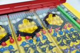 Das Bild zeigt ein Set mit Experimentiermaterialien, das aus verschiedenen bunten Molekülmodellen und Bauteilen besteht. Die Komponenten sind ordentlich in Fächern untergebracht und eignen sich für Bildungszwecke im Bereich Chemie.