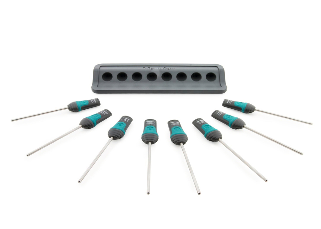 Das Bild zeigt eine Anordnung von sieben Temperaturfühlern in unterschiedlichen Größen, die um einen Halter platziert sind. Der Halter dient zur Aufbewahrung der Fühler und sorgt für eine übersichtliche Präsentation der Messgeräte.