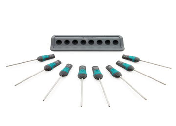 Das Bild zeigt eine Anordnung von sieben Temperaturfühlern in unterschiedlichen Größen, die um einen Halter platziert sind. Der Halter dient zur Aufbewahrung der Fühler und sorgt für eine übersichtliche Präsentation der Messgeräte.