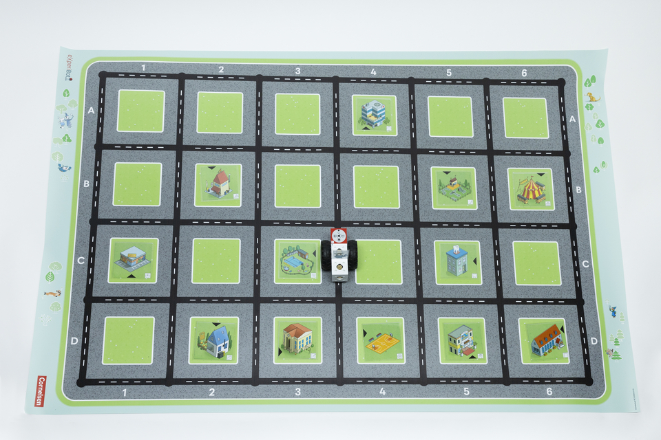 Gesamtüberblick von dem Spielplan für die Grundschule - der eXperiBot steh an einem Park, es sind weitere Ort als Illustration auf dem Plan gelegt.