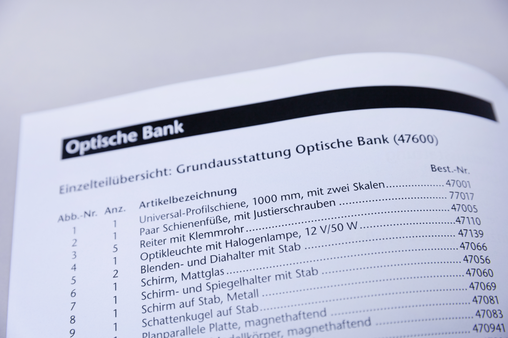 Das Bild zeigt eine Seite aus einem Katalog für eine optische Bank, die für den Bildungsbereich in Deutschland gedacht ist. Es enthält eine Übersicht über verschiedene Artikel, einschließlich ihrer Bezeichnungen und Bestellnummern.