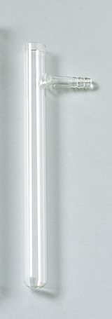 Das Bild zeigt ein transparentes Glas-Röhrchen mit einem seitlichen Anschluss. Dieses Laborgerät wird häufig für chemische Experimente und Analysen im Bildungsbereich verwendet.