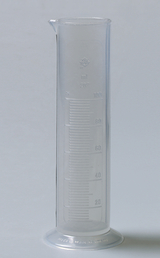 Das Bild zeigt einen transparenten Messzylinder mit einer Skala von 0 bis 100 Millilitern. Er ist aus Kunststoff gefertigt und eignet sich ideal für chemische Experimente im Bildungsbereich.