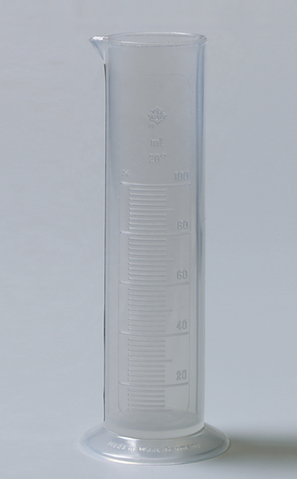 Das Bild zeigt einen transparenten Messzylinder mit einer Skala von 0 bis 100 Millilitern. Er ist aus Kunststoff gefertigt und eignet sich ideal für chemische Experimente im Bildungsbereich.