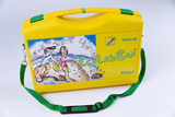 Das Bild zeigt eine gelbe Tragetasche namens „EgolabBox“ mit einem kreativen, bunten Motiv von zwei Kindern, die draußen forschen. Die Box dient als Mobile Labor für Experimente im Bildungsbereich und wird mit einem grünen Tragegurt versehen.