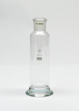 Das Bild zeigt ein transparentes Glasgefäß mit einem Fassungsvermögen von 250 ml. Es hat einen breiten Boden und einen schmalen Hals mit einem bezeichneten Anschluss.