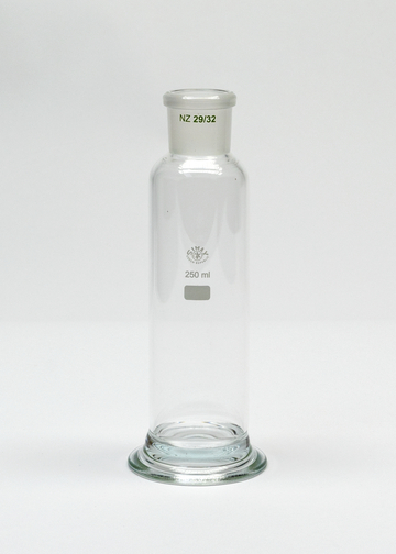 Das Bild zeigt ein transparentes Glasgefäß mit einem Fassungsvermögen von 250 ml. Es hat einen breiten Boden und einen schmalen Hals mit einem bezeichneten Anschluss.