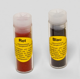 Das Bild zeigt zwei Röhrchen mit Lebensmittelfarbe in den Farben Rot und Blau. Jedes Röhrchen ist mit einem gelben Etikett versehen, das wichtige Informationen zur Verwendung und Vorsichtsmaßnahmen enthält.