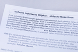 Das Bild zeigt einen Informationsbogen über einfache technische Objekte und Maschinen, der sich mit deren Grundlagen und Anwendungen beschäftigt. Es werden Beispiele wie Keil, Schräge Ebene, Hebel und Schraube genannt, die als Basis für komplexere Maschinen dienen.