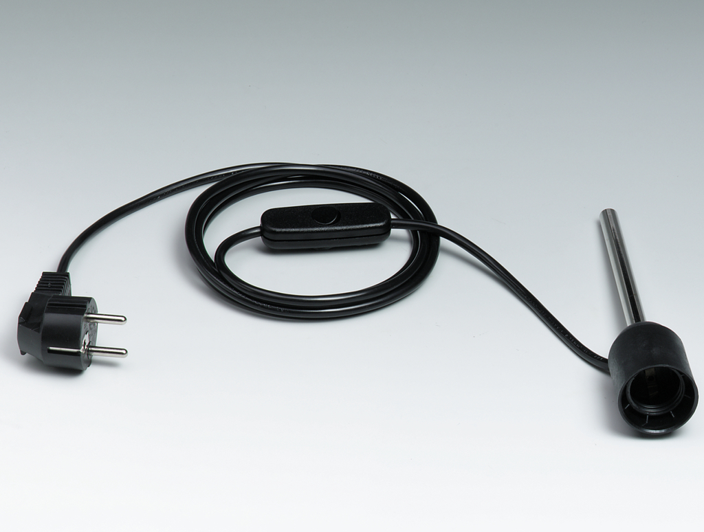 Das Bild zeigt ein elektrisches Heizgerät mit einem langen Kabel und einem Stecker. Am Ende des Kabels befindet sich eine Heizspirale, die für Experimente in der Bildung verwendet werden kann.