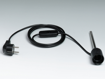 Das Bild zeigt ein elektrisches Heizgerät mit einem langen Kabel und einem Stecker. Am Ende des Kabels befindet sich eine Heizspirale, die für Experimente in der Bildung verwendet werden kann.