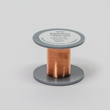 Das Bild zeigt eine Spule mit Kupferdraht, die für Experimente im Bildungswesen verwendet wird. Der Draht hat einen Durchmesser von 0,2 mm und eine Länge von 100 Metern.