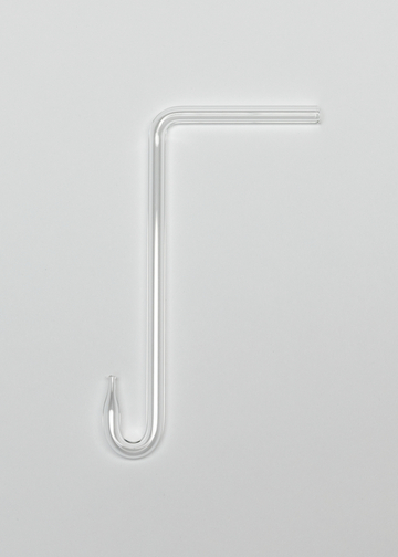Das Bild zeigt ein klares, gebogenes Glasrohr mit einem hakenartigen Ende. Es ist wahrscheinlich ein Laborglasgerät, das in Experimenten verwendet wird, um Flüssigkeiten zu transportieren oder zu sammeln.