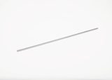 Das Bild zeigt einen langen, schmalen Metallstab, der auf einem weißen Hintergrund liegt. Er könnte für verschiedene experimentelle Anwendungen im Bildungsbereich verwendet werden.