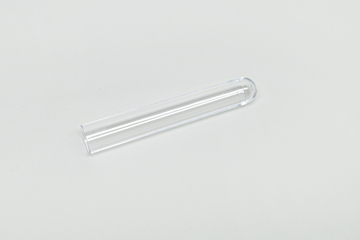 Auf dem Bild ist ein transparenter Reagenzglas zu sehen, der auf einer hellen Oberfläche liegt. Er ist typischerweise aus Glas oder Kunststoff gefertigt und dient in der Wissenschaft zur Durchführung von Experimenten.