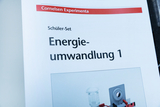 Das Bild zeigt die Titelseite eines Schüler-Sets mit dem Thema "Energieumwandlung 1" aus dem Cornelsen Experimenta Katalog. Es handelt sich um Materialien, die zur Durchführung von Experimenten im Bildungswesen konzipiert sind.