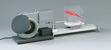 Das Bild zeigt ein Experimentiergerät, das aus einem Ventilator und einem transparenten Sichtfenster besteht, an dem ein rotierendes Element befestigt ist. Es dient zur Demonstration von Luftströmungen und aerodynamischen Prinzipien im Bildungsbereich.