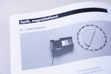 Das Bild zeigt eine Seite aus einem Lehrbuch über Optik, das sich mit dem Thema Lichtbrechung beschäftigt. Abgebildet sind ein Versuchsanordnung und ein Winkelmesser, die zur Durchführung von Experimenten zum Licht verwendet werden.