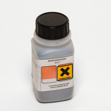 Das Bild zeigt eine Flasche mit Mangan(VI)-oxid (MnO2), die in einem Online-Shop für Experimentierbedarf angeboten wird. Die Flasche hat ein Warnsymbol und eine Kennzeichnung für gesundheitliche Risiken.