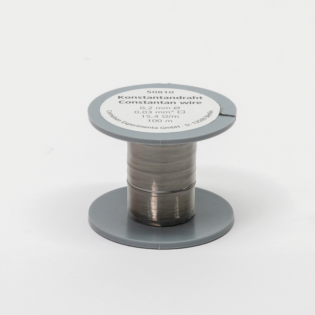 Das Bild zeigt eine Rolle Konstantandraht mit einer Länge von 100 Metern. Der Draht hat einen Durchmesser von 0,2 mm und eine spezifische Widerstand von 15,4 Ω/m, geeignet für verschiedene experimentelle Anwendungen im Bildungsbereich.
