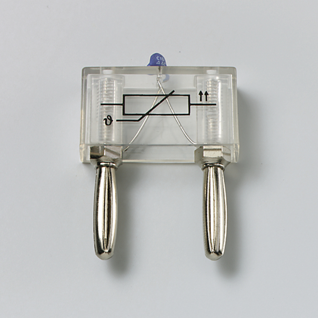 Das Bild zeigt ein transparenter Versuchsträger mit zwei metallischen Griffen, der für Experimente im Bereich der Physik verwendet wird. Der Träger ist mit einem Diagramm zur Veranschaulichung von elektrischem Strom versehen.