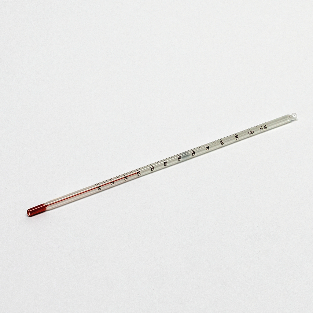 Das Bild zeigt ein Glasthermometer, das zur Messung von Temperaturen verwendet wird. Auf dem Thermometer sind Skalen von 0 bis 100 Grad Celsius abgebildet, und die Flüssigkeit im Inneren ist rot.