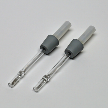 Das Bild zeigt zwei elektrische Experimentiergeräte mit gläsernen Spitzen und grauen Gummiummantelungen. Diese Geräte sind typischerweise für wissenschaftliche Versuche im Bildungswesen konzipiert.