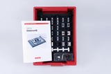 Das Bild zeigt ein Elektronik-Schüler-Set in einem roten Koffer, das verschiedene Bauteile für Experimente enthält. Zudem liegt eine Anleitung mit Informationen zu den Experimenten und der Handhabung des Sets bei.