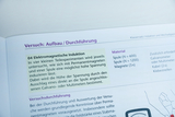 Das Bild zeigt eine Anleitung für ein Experiment zur elektromagnetischen Induktion, das in vier Teilversuchen den Zusammenhang zwischen Permanentmagneten und einer Spule untersucht. Es sind Materialien wie Spulen und Magneten aufgelistet, die für die Durchführung benötigt werden.