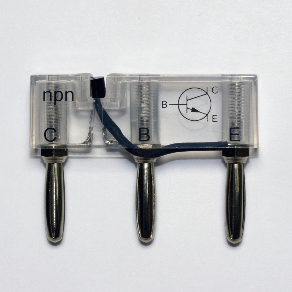 Das Bild zeigt einen NPN-Transistor in einem transparenten Gehäuse mit den Anschlüssen C (Collector), B (Base) und E (Emitter). Eine grafische Darstellung des Transistors ist eingeprägt, was seine Funktion im Experimentieraufbau verdeutlicht.