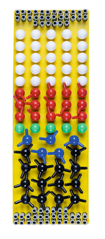 Das Bild zeigt eine übersichtliche Anordnung von bunten Modellbausteinen, die verschiedene Atome und Moleküle darstellen. Die Bausteine sind auf einer gelben Platte angeordnet und dienen als Lernmaterial für Experimente im Bildungswesen.