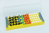 Das Bild zeigt ein Set von Experimentiermaterialien in einem gelben Behälter, das aus verschiedenen farbigen Kugeln und Verbindungsstücken besteht. Dieses Material kann verwendet werden, um Modelle oder Strukturen im Bildungsbereich zu erstellen und experimentell zu arbeiten.