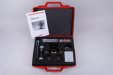 Das Bild zeigt ein rotes Koffer-Set für Experimente zur Elektrostatik, das verschiedene Komponenten und Geräte enthält, die in der Bildung verwendet werden. Eine Anleitung mit dem Titel "Demo-Set Elektrostatik" liegt ebenfalls auf dem Koffer, unter anderem sind verschiedene Mess- und Experimentiervorrichtungen sichtbar.