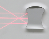 Das Bild zeigt einen konvexen Spiegel, der von mehreren roten Laserstrahlen angestrahlt wird. Die Strahlen reflektieren sich und bilden unterschiedliche Muster, was die Eigenschaften von Licht und Reflexion veranschaulicht.